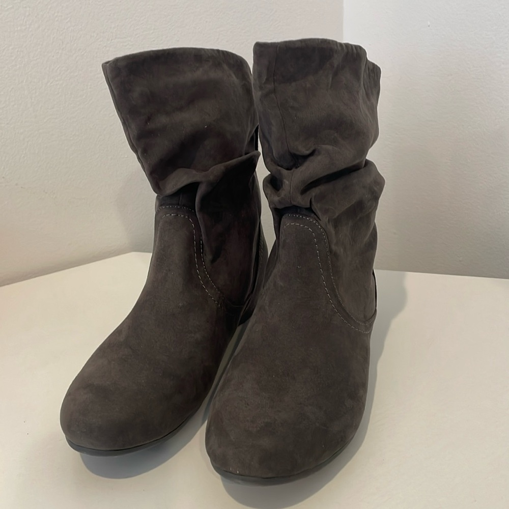 NEW! NEVER WORN! XAppeal Suede Carney Boot - Size 9M - Gray